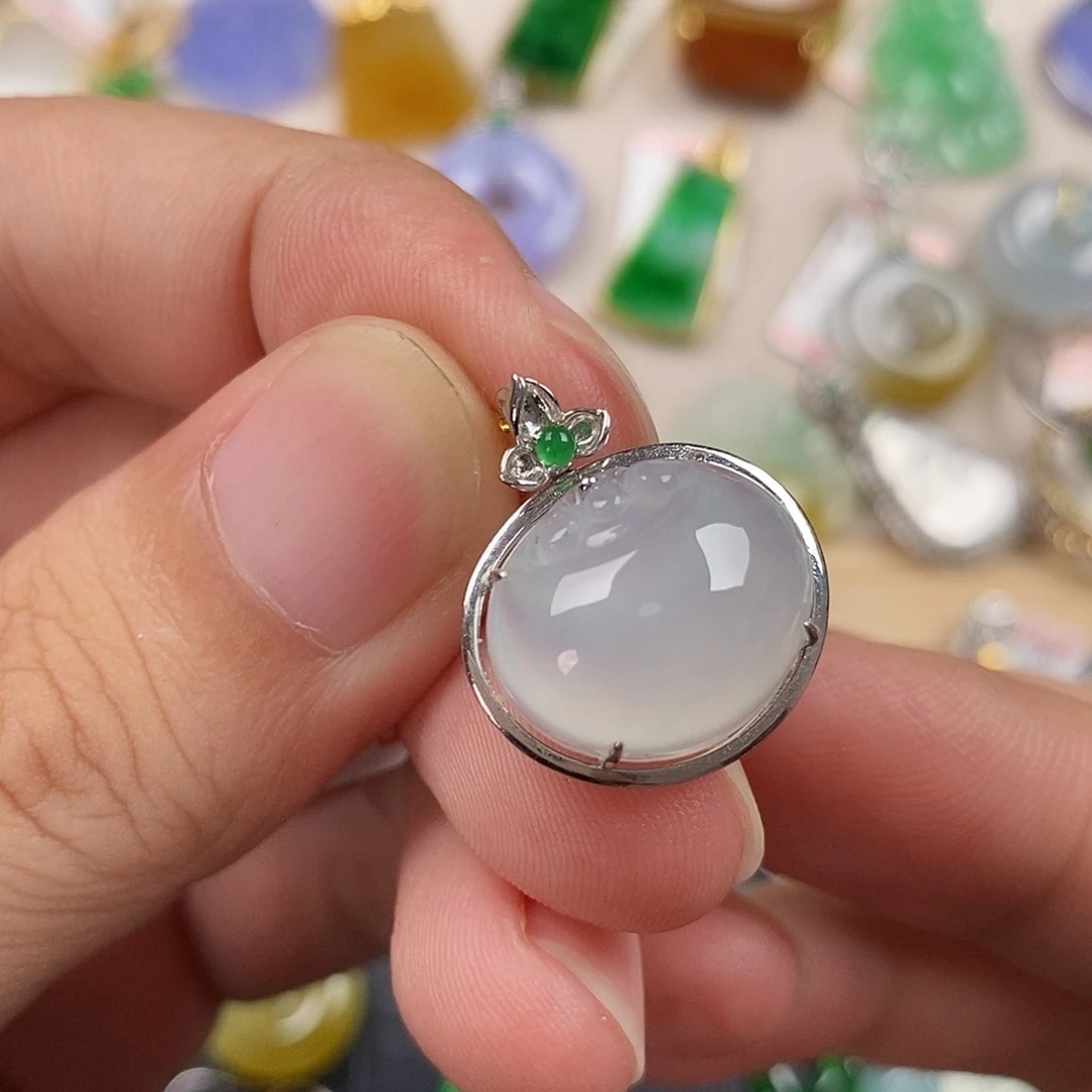 翡翠18K金镶嵌颈饰翡翠