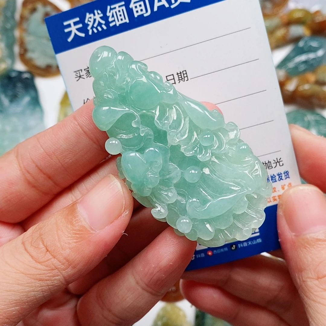 道***然颈饰未镶嵌翡翠白菜