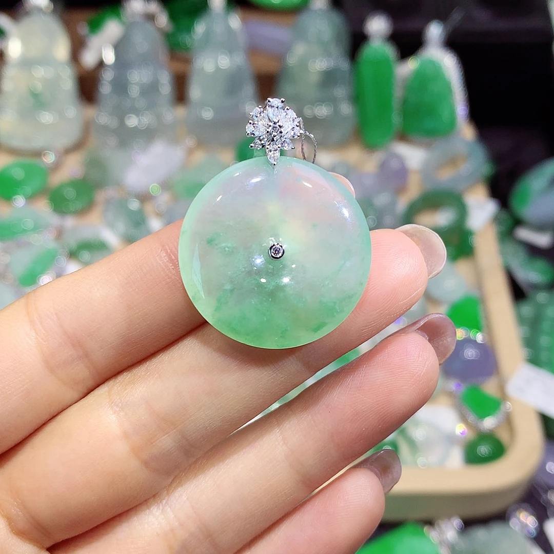 翡翠18K金镶嵌颈饰扣