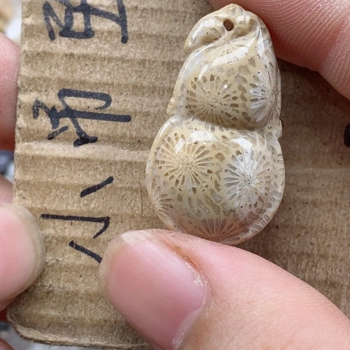 颈饰未镶嵌硅化珊瑚（珊瑚玉）恒****君