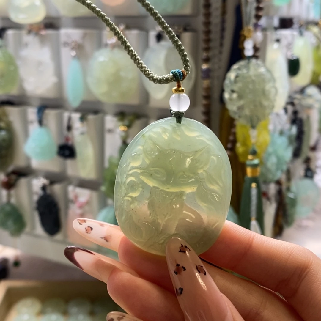 蛇纹石玉未镶嵌颈饰