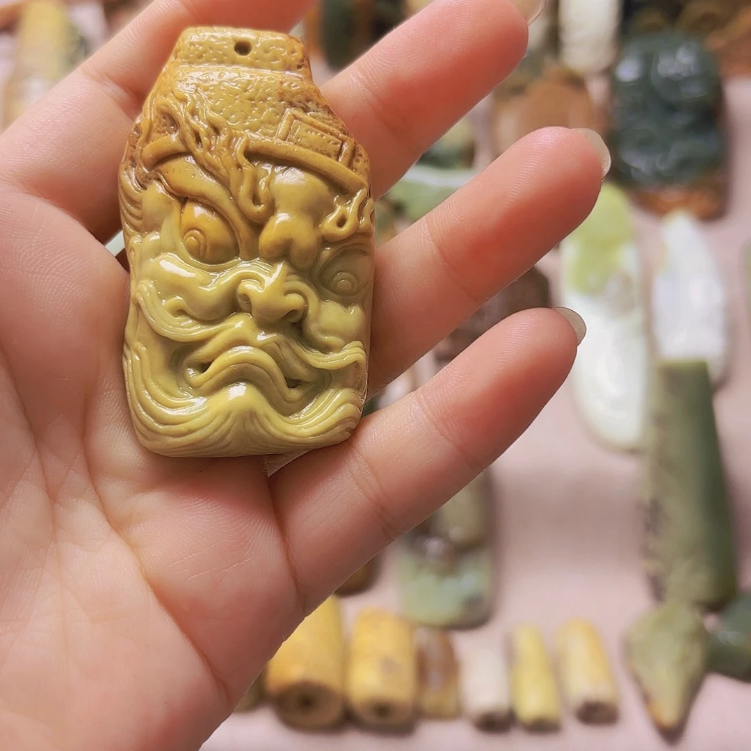 M***唐未镶嵌岫岩河磨玉（透闪石质玉）挂件
