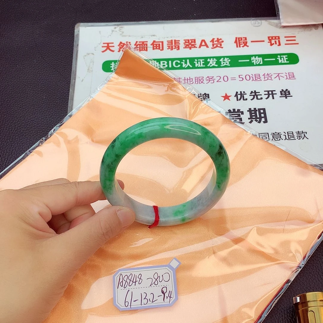 翡翠手镯未镶嵌翡翠