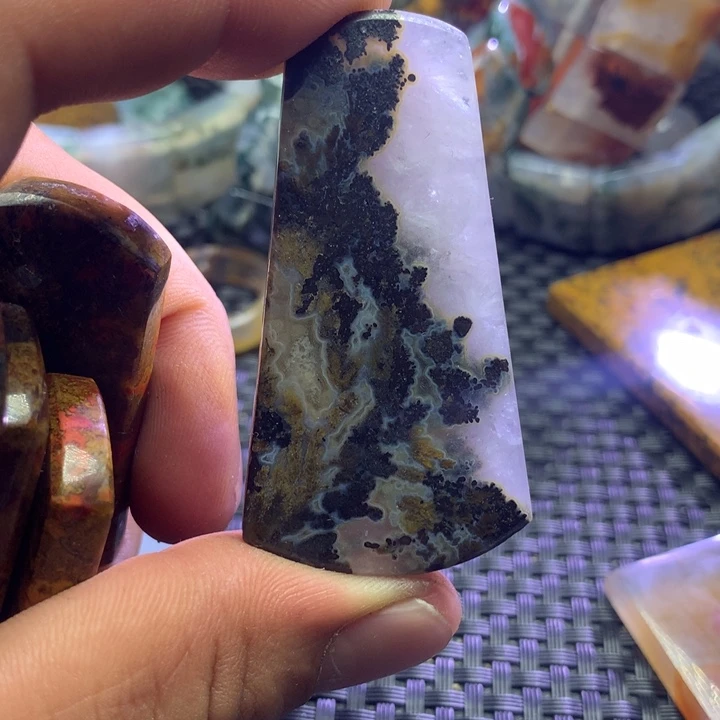 玛瑙/玉髓吊坠(赠链)未镶嵌見**山