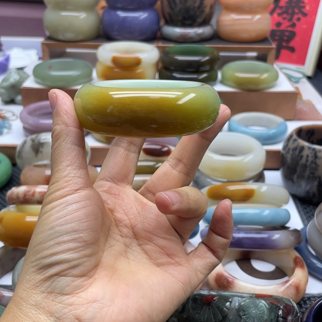 湾****石英岩玉未镶嵌手镯