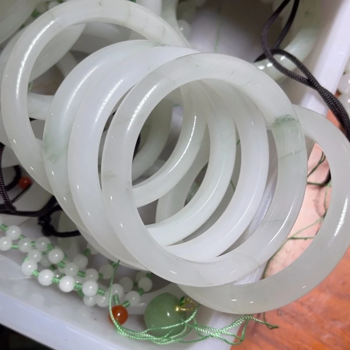 石英质玉未镶嵌颈饰