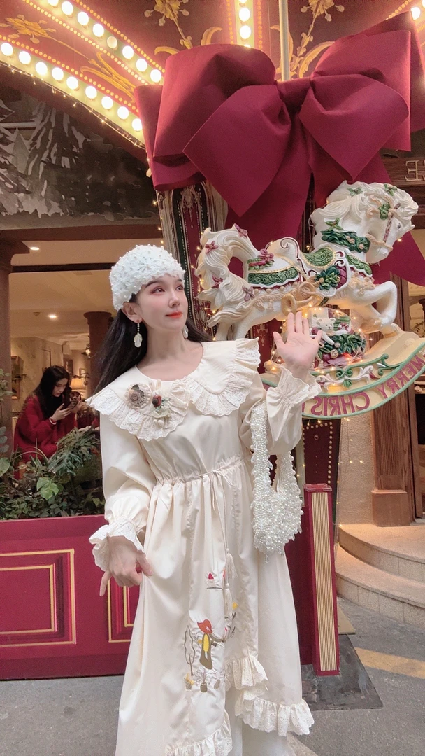 安霓王妃【小红帽】设计师原创田园森系刺绣娃娃领抽绳显瘦连衣裙