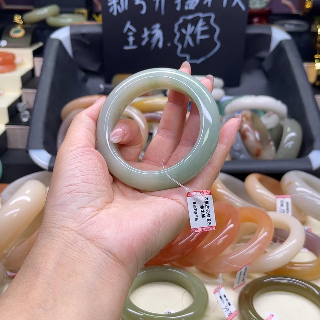 大***种石英质玉未镶嵌手镯