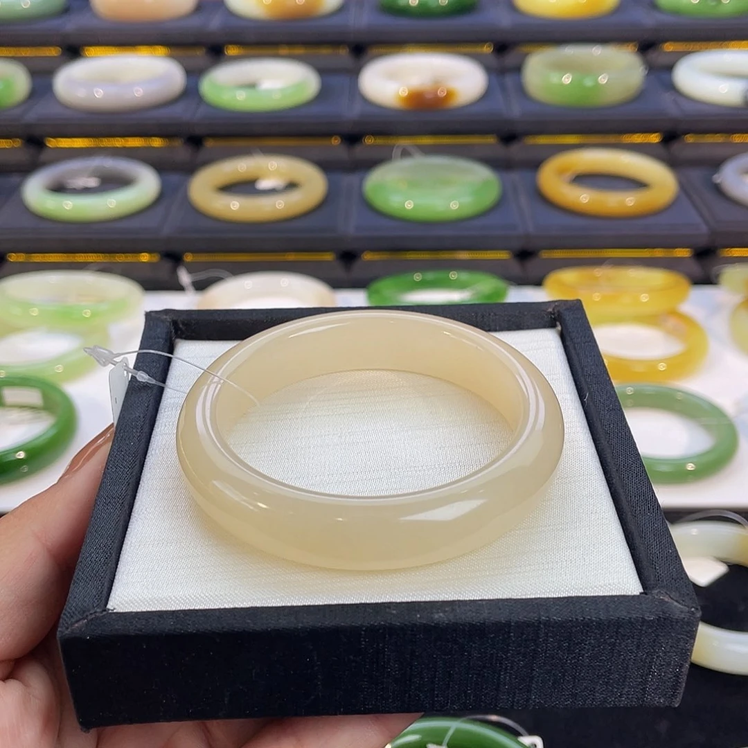 未镶嵌手镯和田玉-藕粉糯底手镯