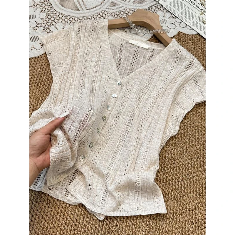 温柔杏色V领单排扣镂空针织衫上衣女2025夏季新款时尚韩系短袖t恤