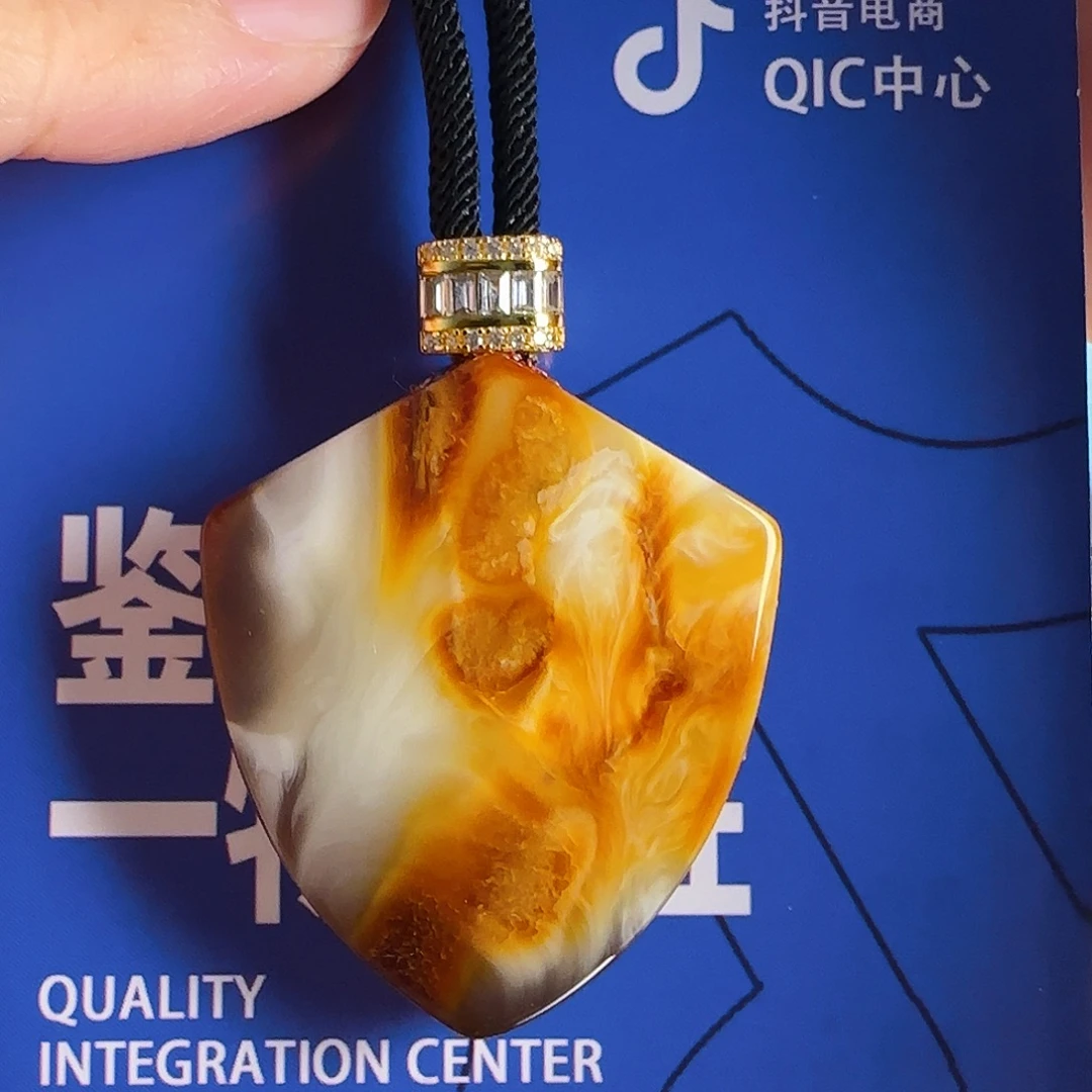 宝***宝琥珀未镶嵌颈饰蜜蜡沁色盾牌