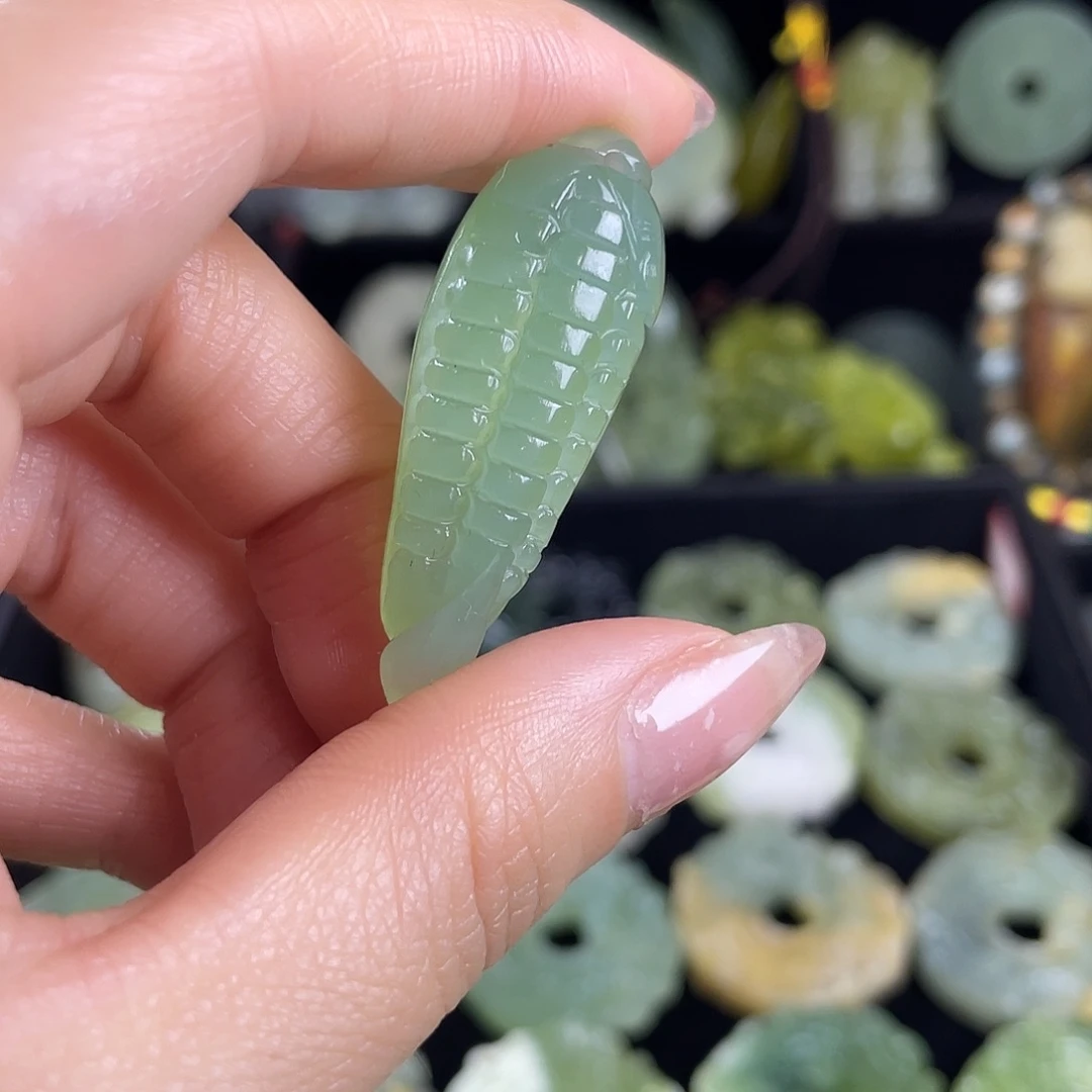 岫玉未镶嵌颈饰吊坠