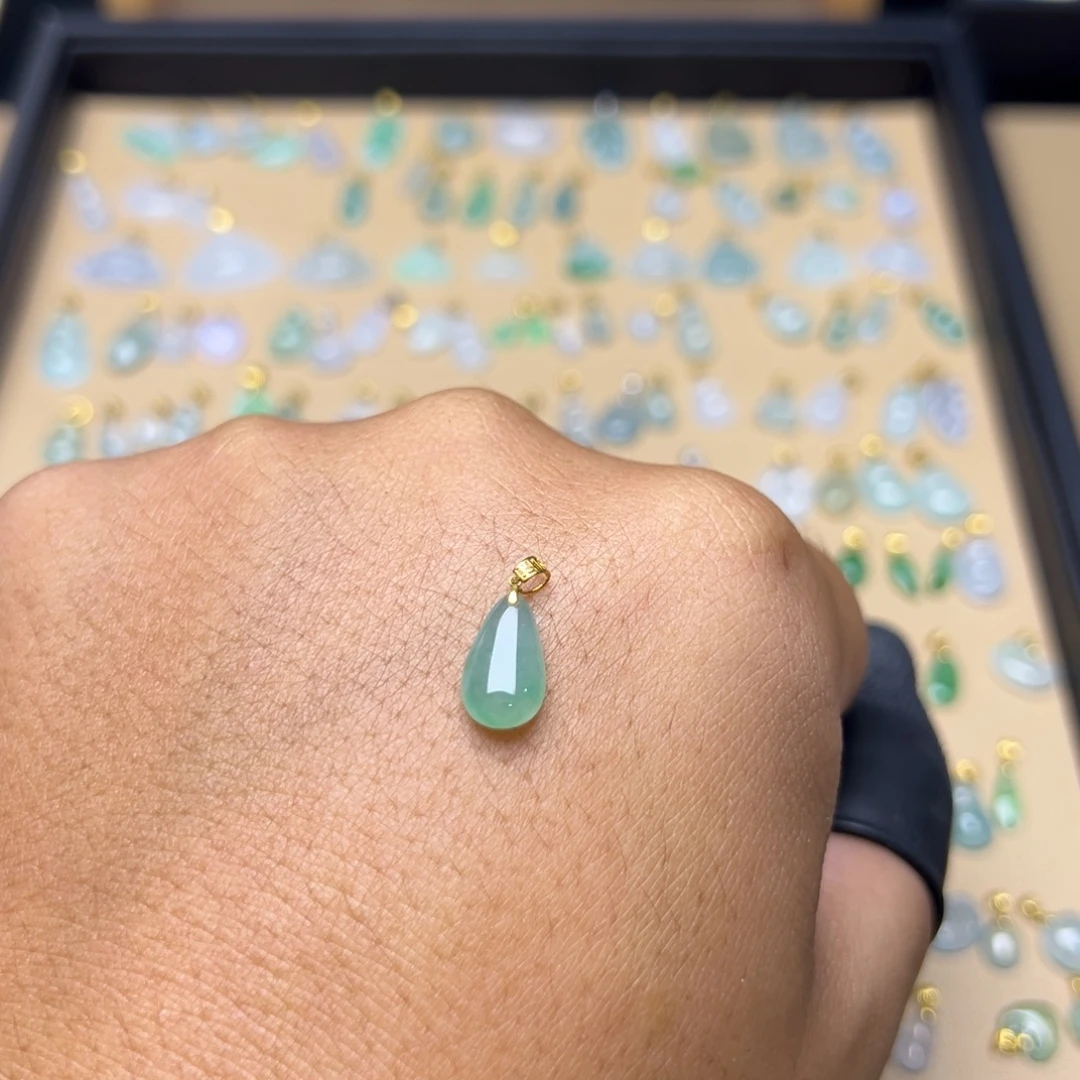 颈饰18K金镶嵌翡翠水滴