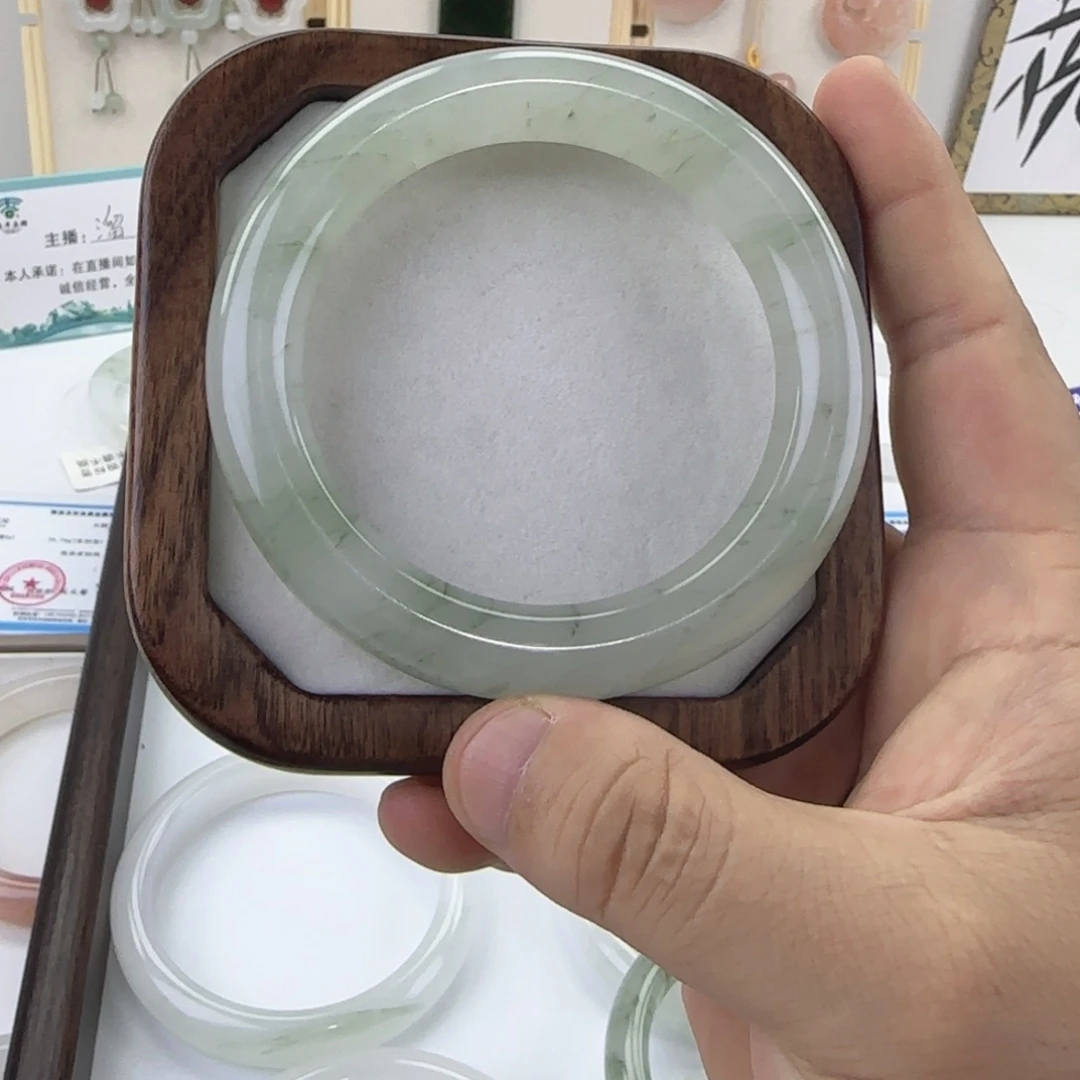 甜***雨石英质玉未镶嵌手镯