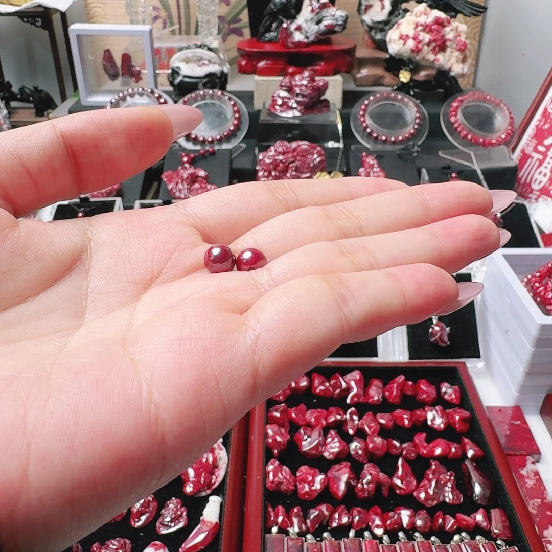 亲***u天然辰砂天然朱砂原矿珠子，2.5克