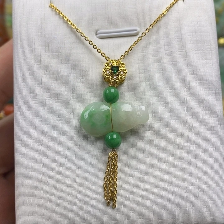 翡翠未镶嵌吊坠(赠链)