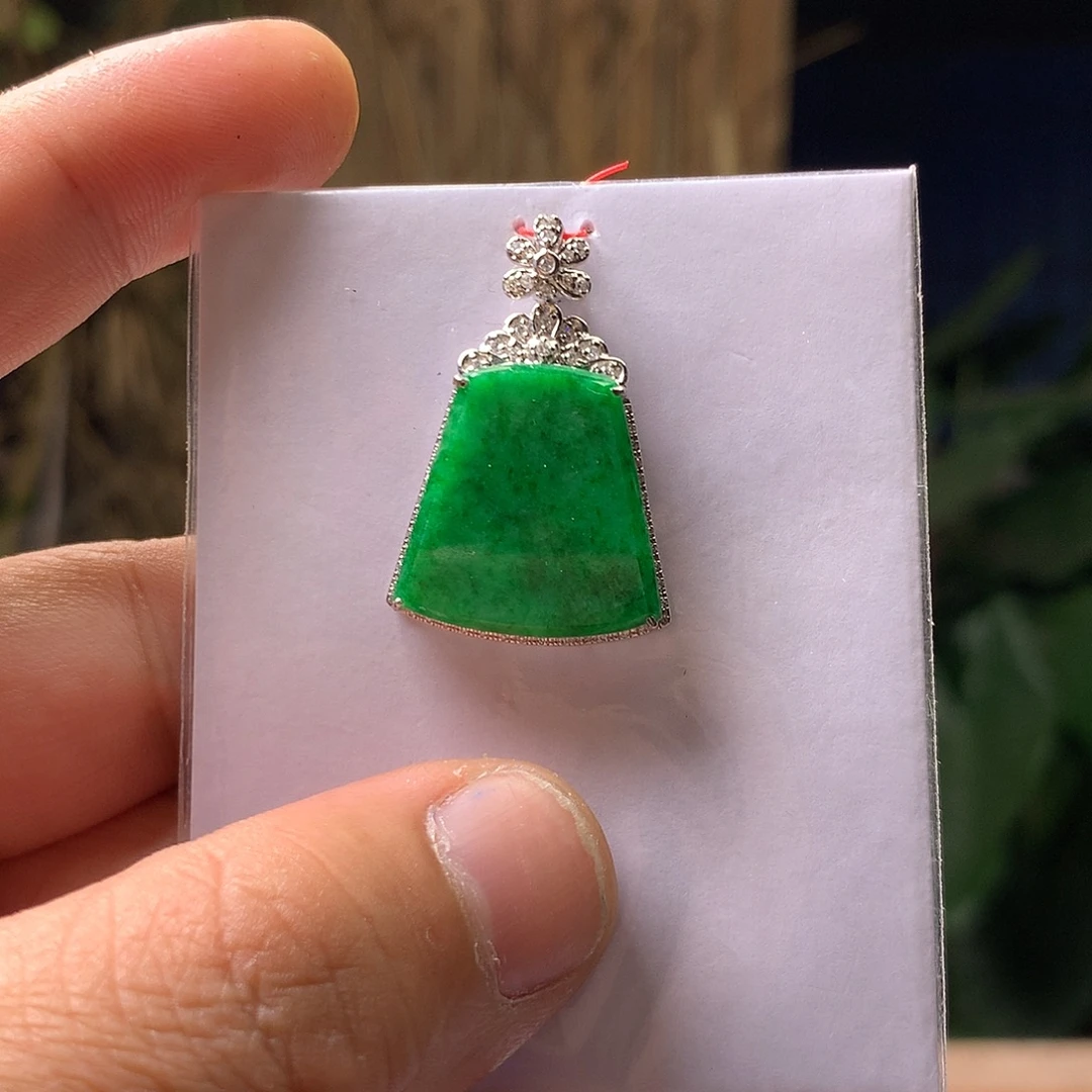 翡翠18K金镶嵌颈饰无事牌