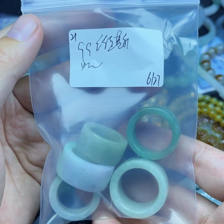维***斯翡翠戒指未镶嵌翡翠