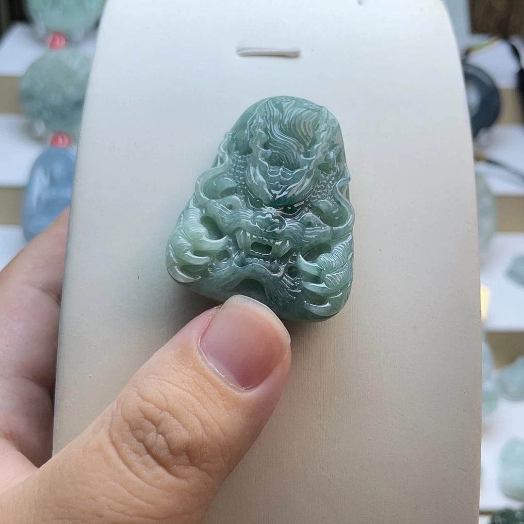 翡翠未镶嵌颈饰龙牌