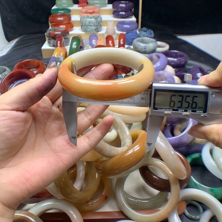 未镶嵌手镯石英质玉