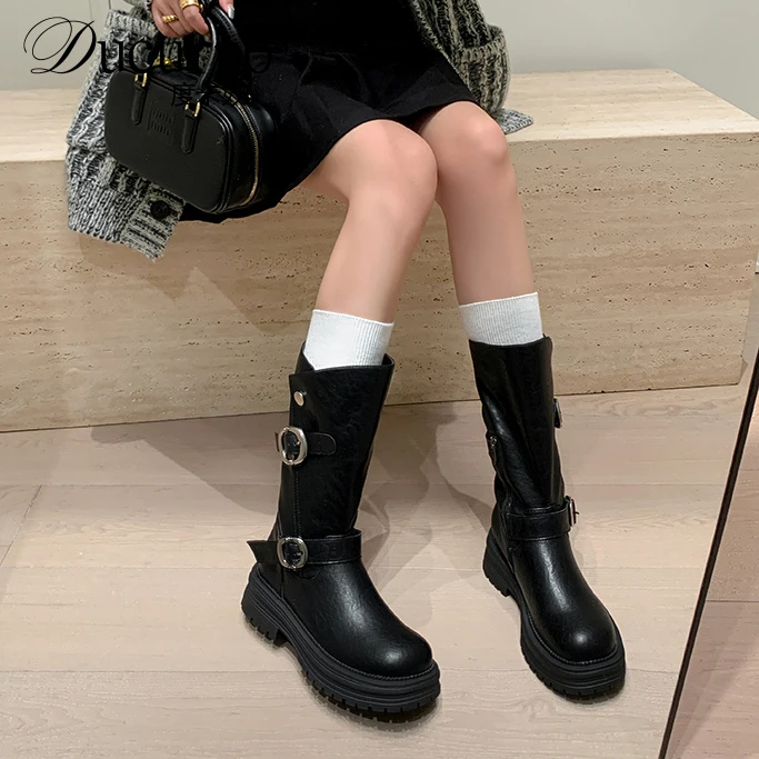 DUCURNO圆头厚底皮带扣中筒靴女侧拉链百搭骑士靴英伦风马丁靴子