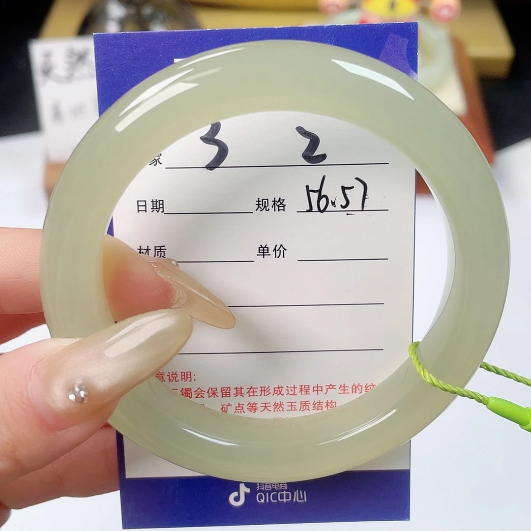 晴***天和田玉未镶嵌手镯