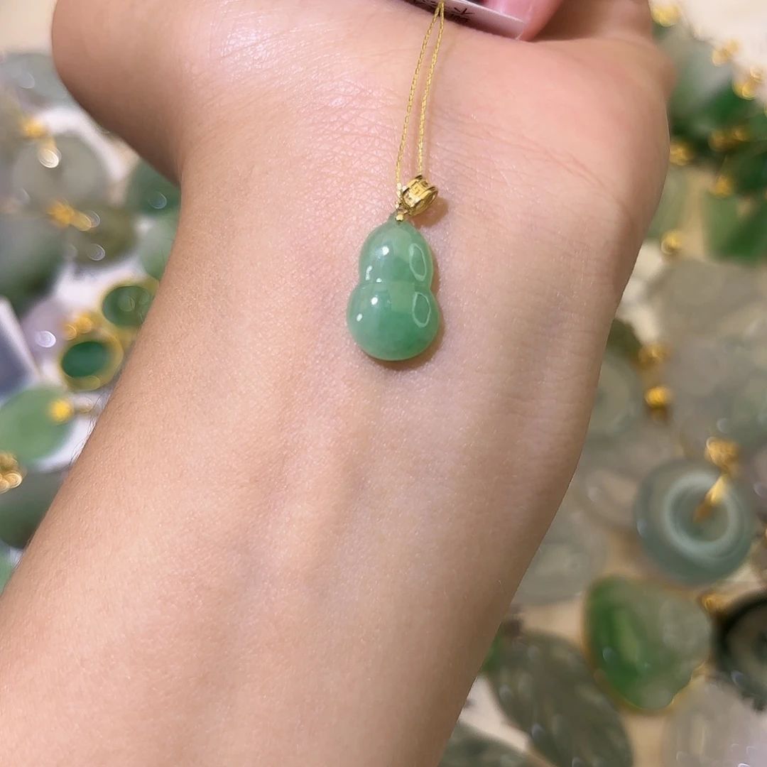 翡翠18K金镶嵌颈饰葫芦