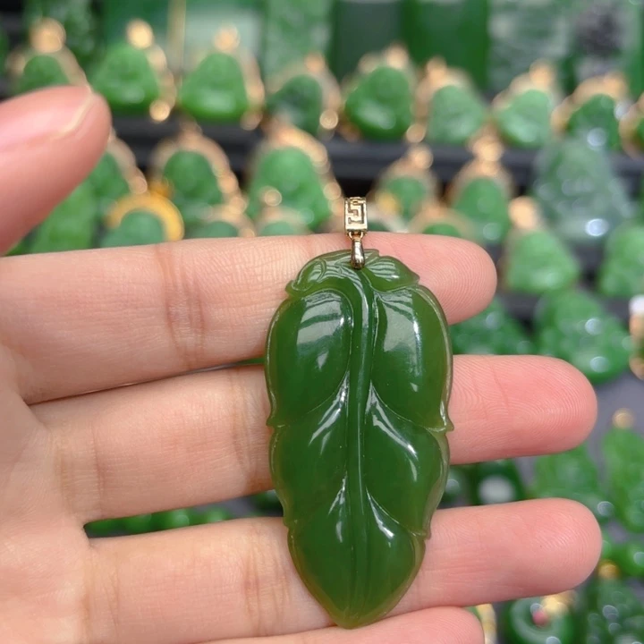 颈饰18K金镶嵌和田玉（碧玉）