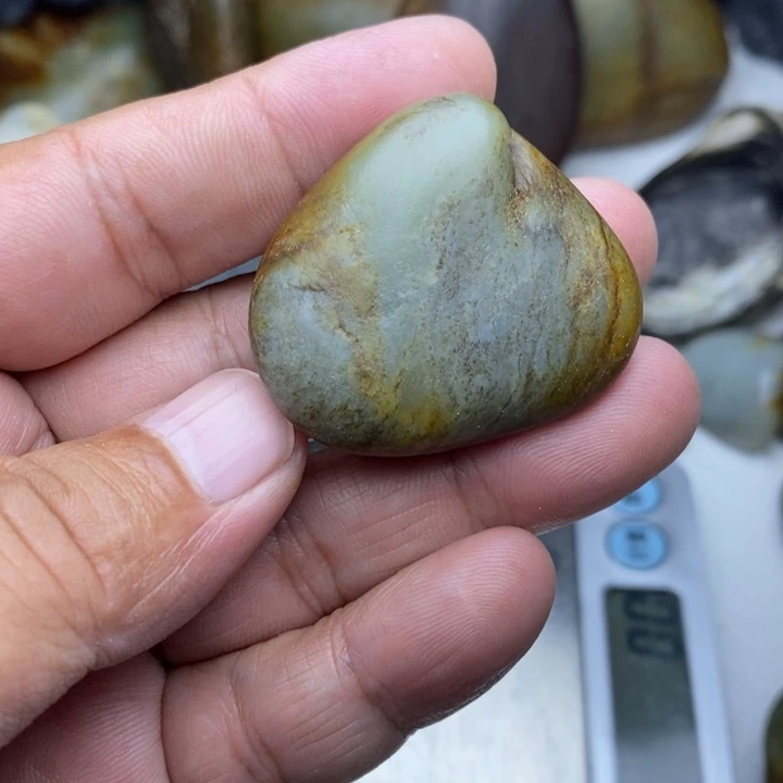 颈饰未镶嵌和田玉（子料）
