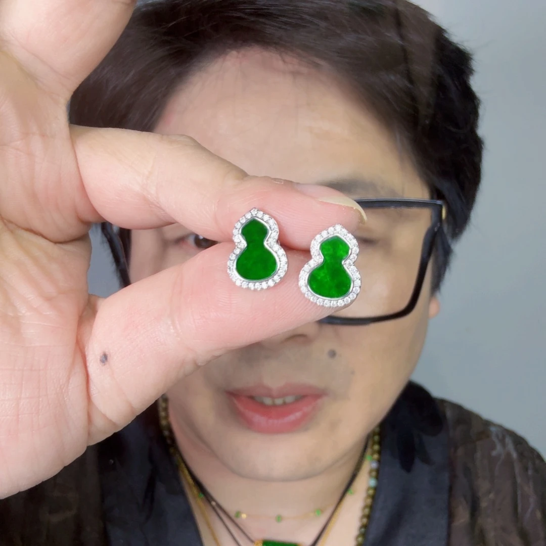 翡翠未镶嵌颈饰一对