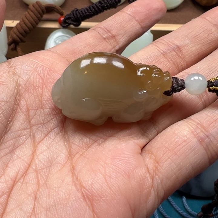 颈饰未镶嵌和田玉且末貔貅