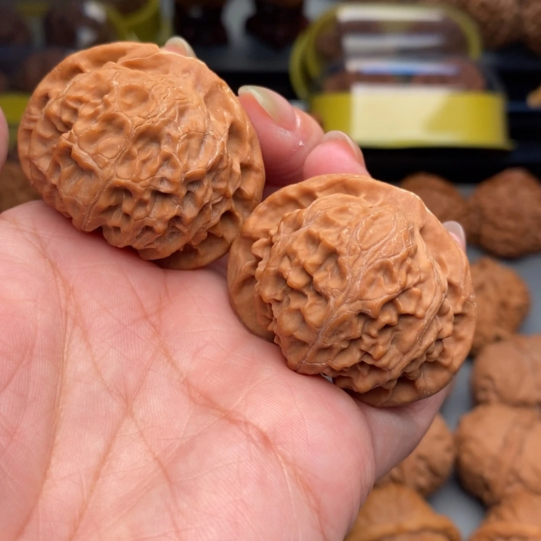 木质类文玩核桃红色宫灯