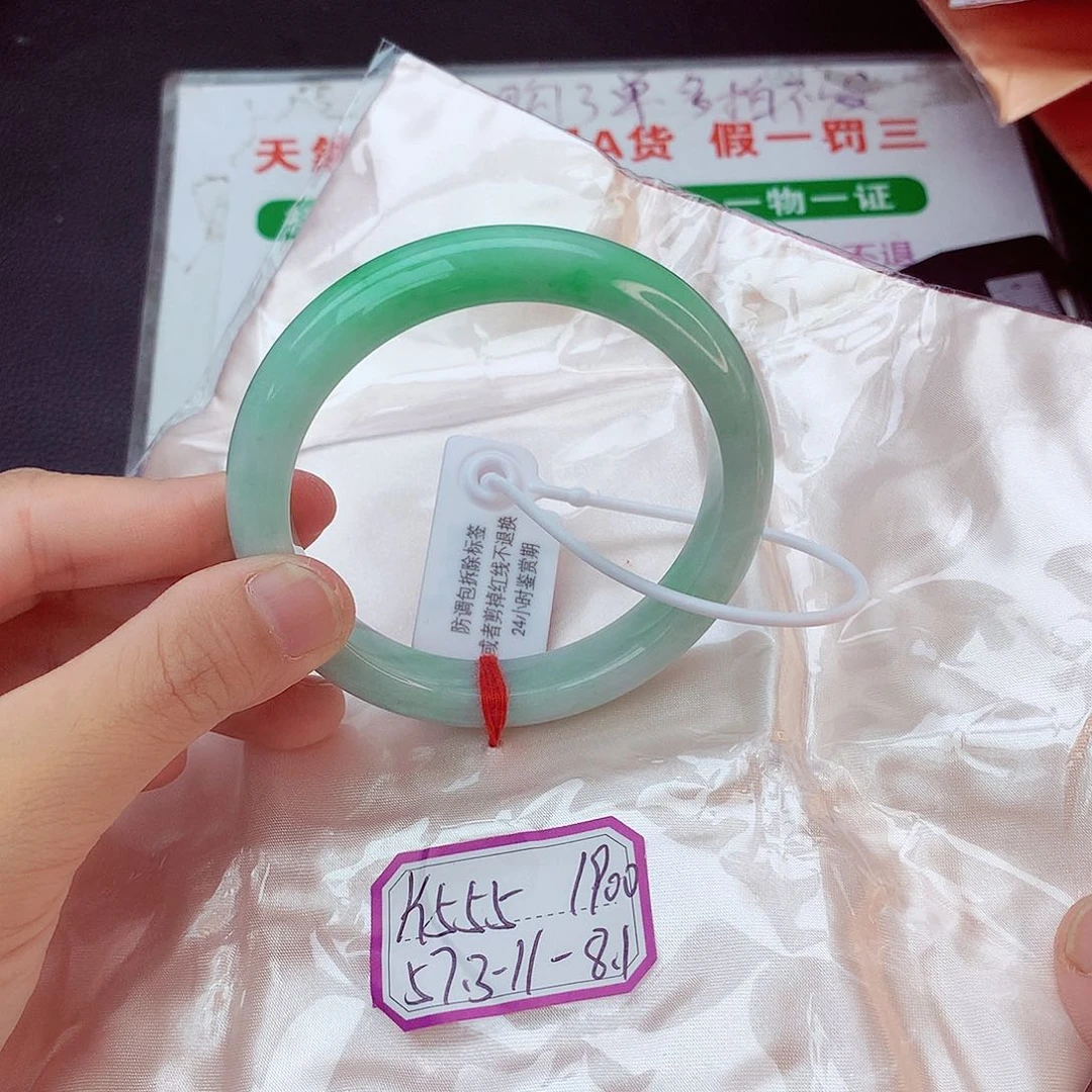 翡翠手镯未镶嵌翡翠