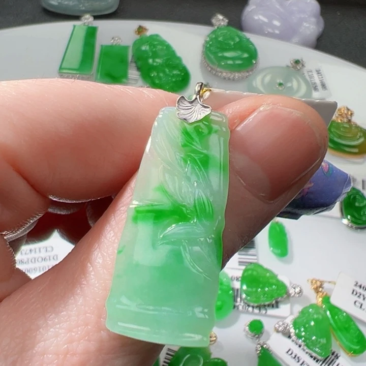 颈饰18K金镶嵌翡翠