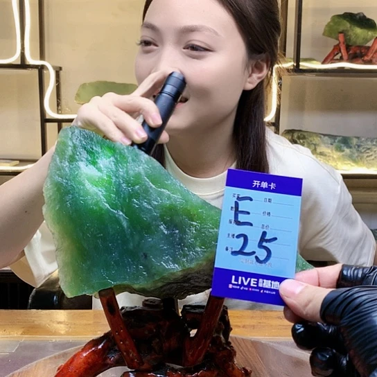 【闪购商品】蛇纹石玉未镶嵌原石佛*