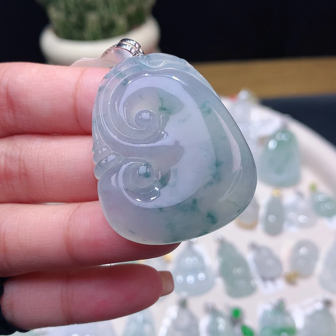 颈饰18K金镶嵌翡翠如意