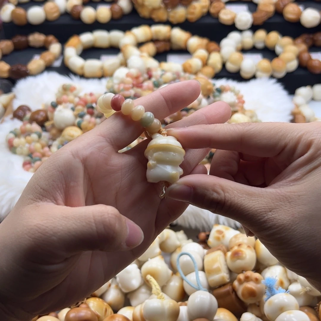 吊坠白玉菩提瑕疵