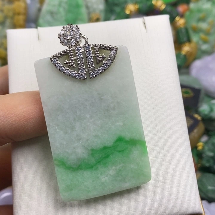 翡翠未镶嵌吊坠(赠链)