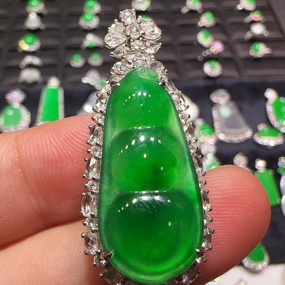 翡翠18K金镶嵌颈饰吊坠