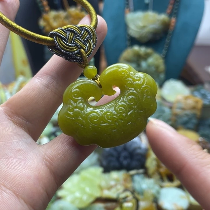蛇纹石玉未镶嵌颈饰