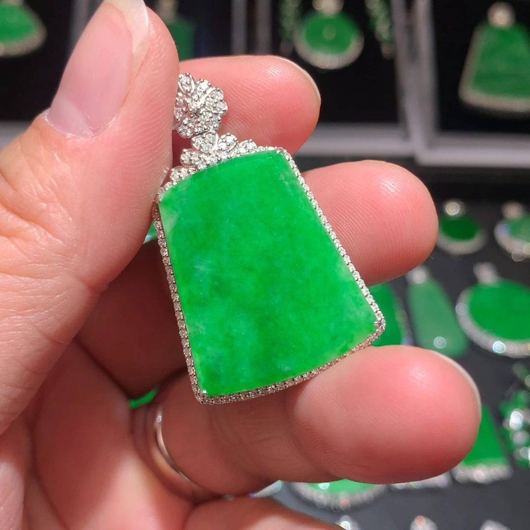 翡翠颈饰18K金镶嵌翡翠