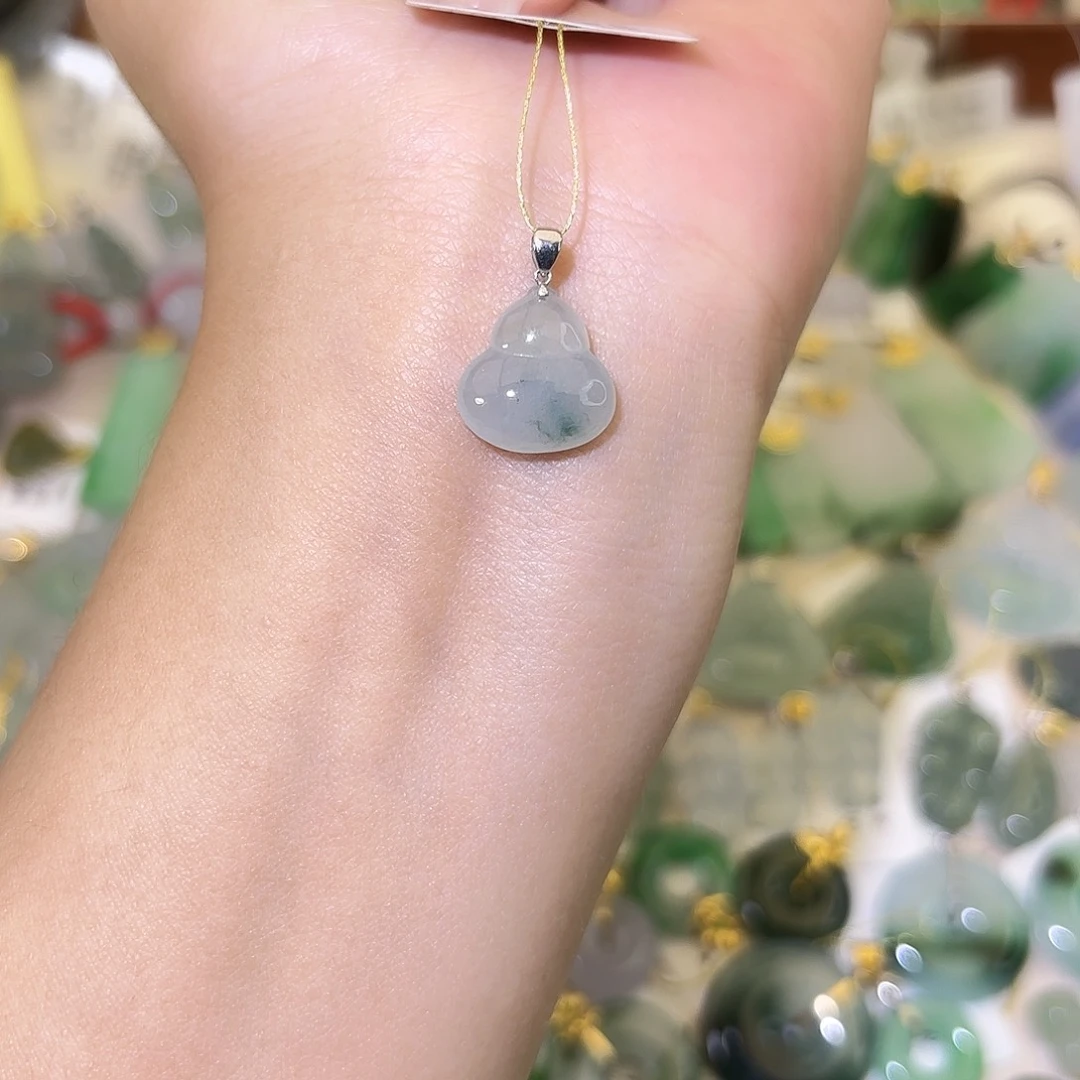 翡翠18K金镶嵌颈饰葫芦