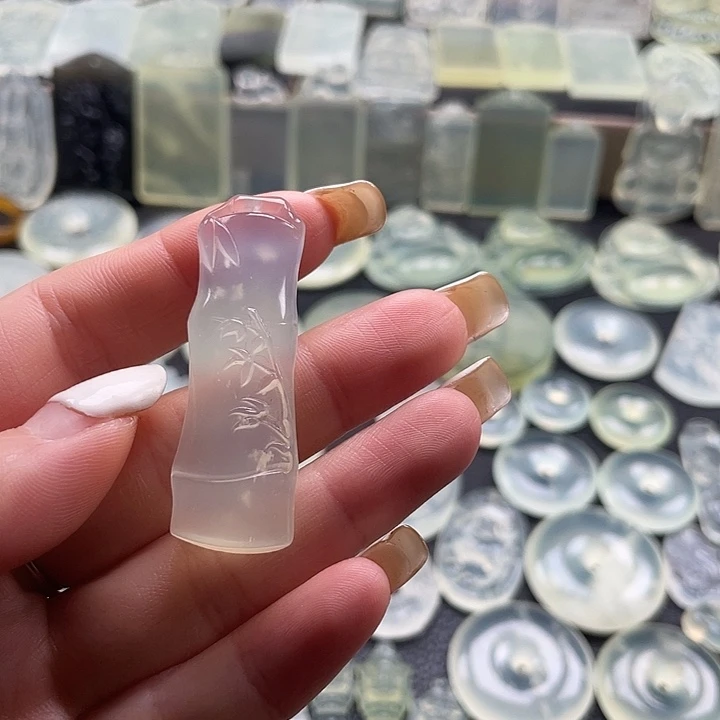 岫玉未镶嵌颈饰这件