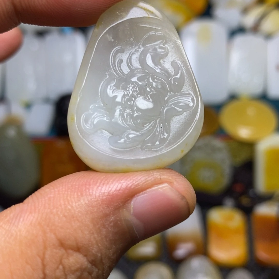 卖***毛颈饰未镶嵌和田玉