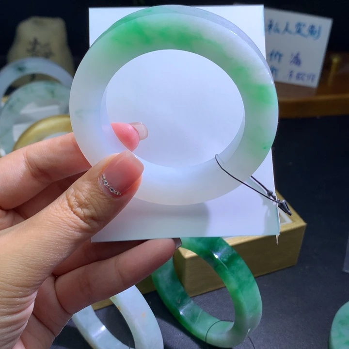 定制翡翠未镶嵌翡翠手镯