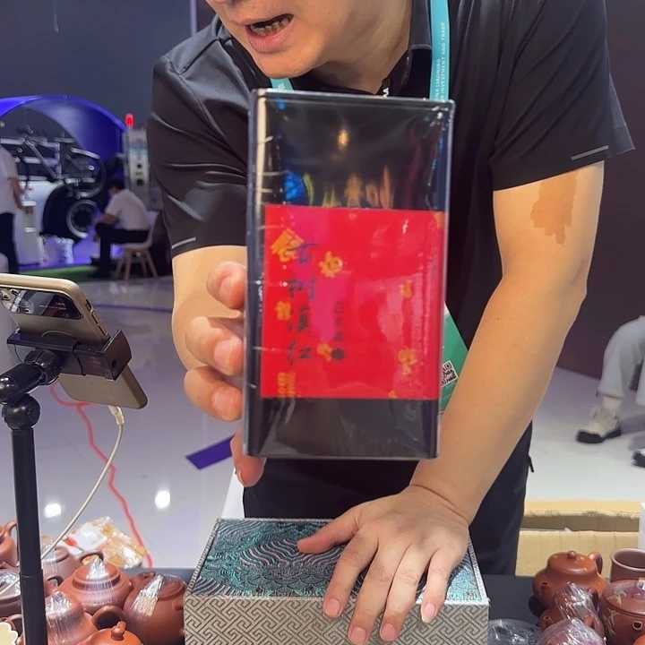 紫砂茶杯古树滇红茶 ！ 100g