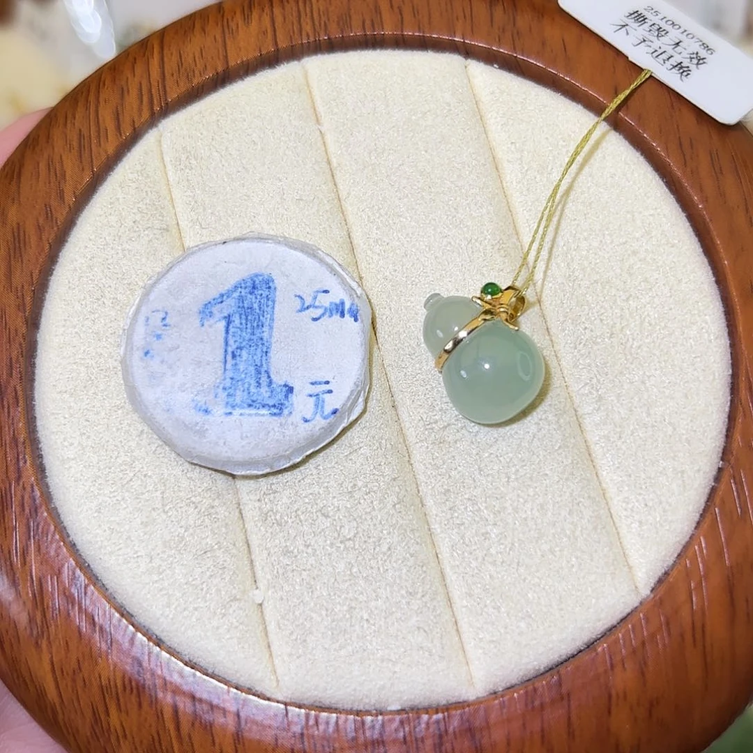 四***然翡翠18K金镶嵌颈饰葫芦