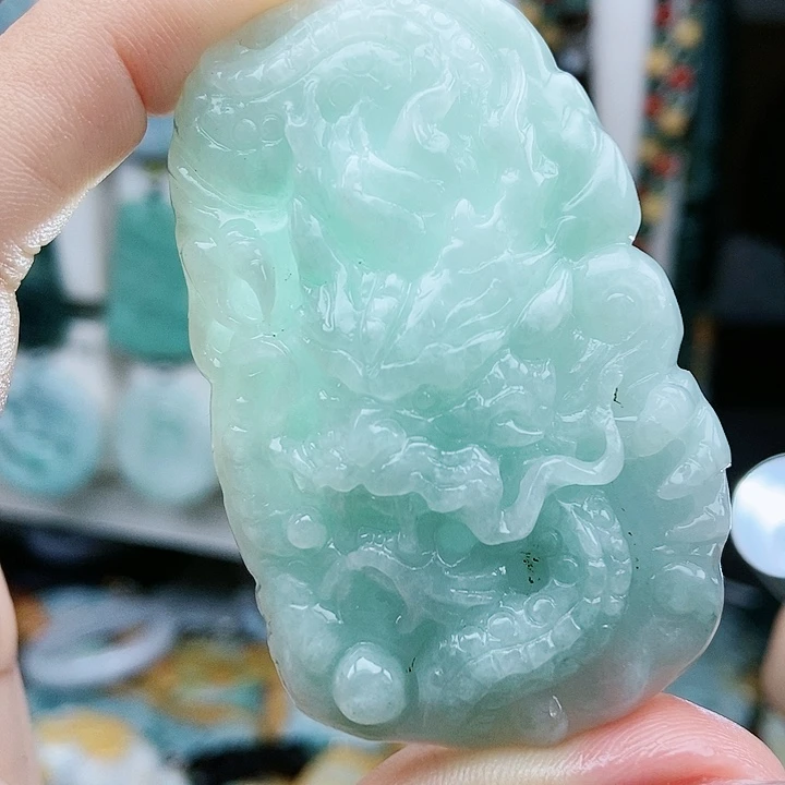 颈饰足铂镶嵌翡翠翡翠