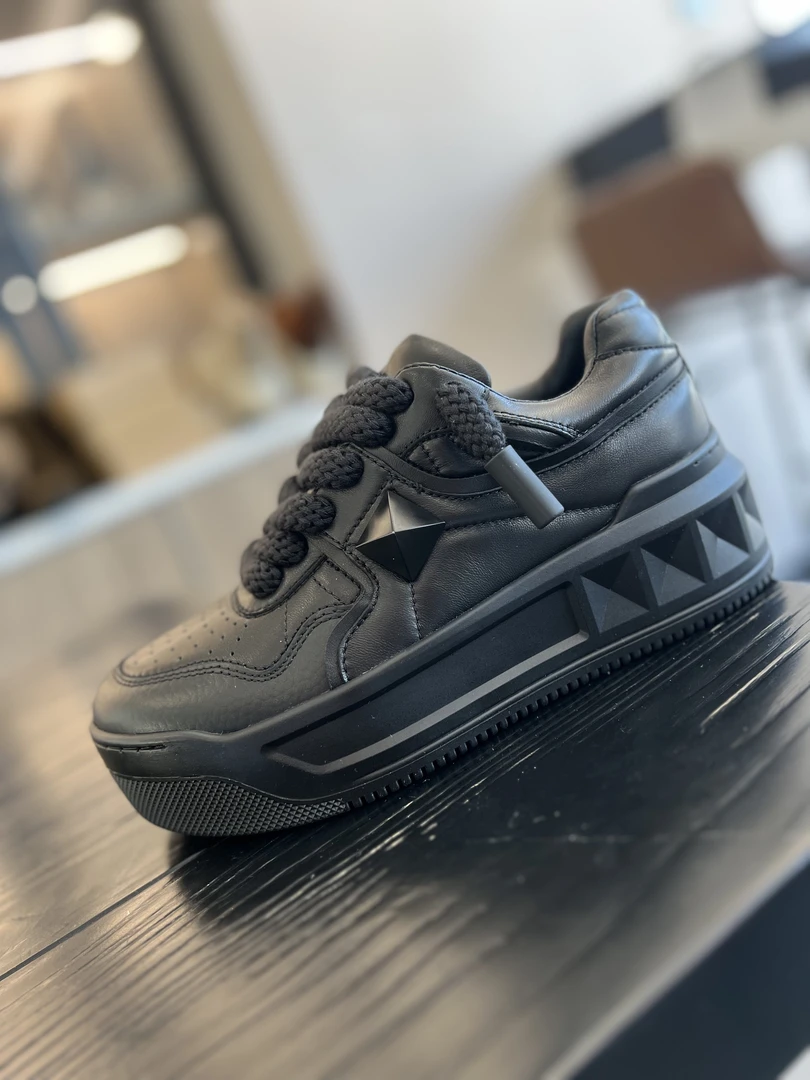 新款真皮低帮暗黑风厚底经典情侣款黑色系带铆钉面包休闲运动鞋