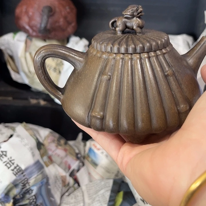 茶壶紫泥原矿泥料手工制作的一把紫砂壶。